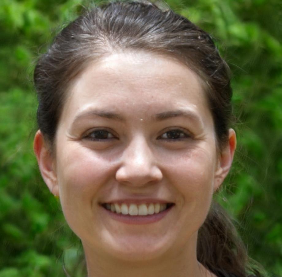 Portret instructor Elena Marinescu consultant în educație financiară